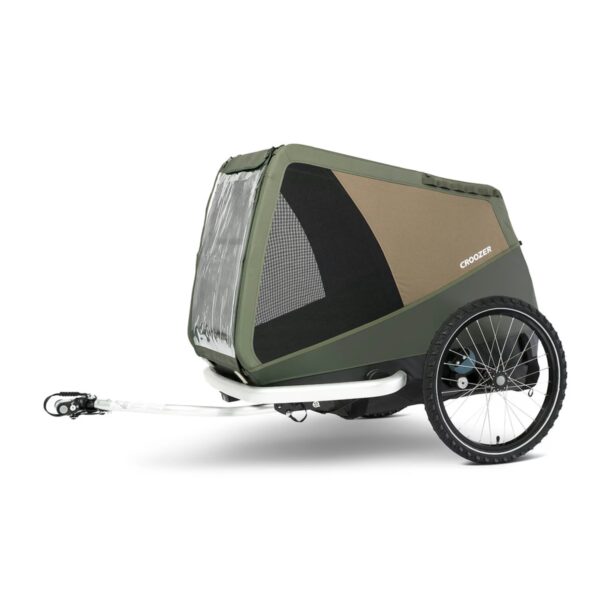 Der CROOZER Dog Mikke Hundefahrradanhänger ist ein grün-brauner Haustieranhänger mit zwei großen schwarzen Rädern, Netzfenstern, einer transparenten Abdeckung und einer sichtbaren linken Anhängerkupplung - ideal für den Transport von Haustieren oder Ladung.