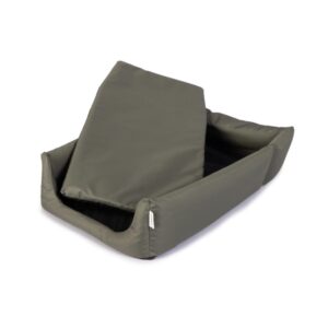 Das Croozer Hundebett für Dog Enna in Moosgrün ist rechteckig mit erhöhten Seiten und einem abnehmbaren Kissen, hier gezeigt mit dem Kissen teilweise vom Bett abgehoben.