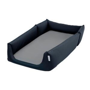 Das Croozer Hundebett für Mikke, Dog XL und Jokke in Moonlight Black ist ein rechteckiges Haustierbett mit erhöhten Seiten, abgesenktem Vordereingang, grauem gepolstertem Boden und weißem Etikett - ideal für Ihren Dog XL.