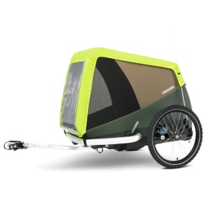 Auf weißem Hintergrund ist ein grün-schwarzer Croozer Fahrradanhänger mit Netzfenstern und großen Rädern abgebildet, der mit dem CROOZER Regenverdeck für Croozer Dog Mikke / Dog Jokke / Dog XL für zusätzlichen Wetterschutz ausgestattet ist.