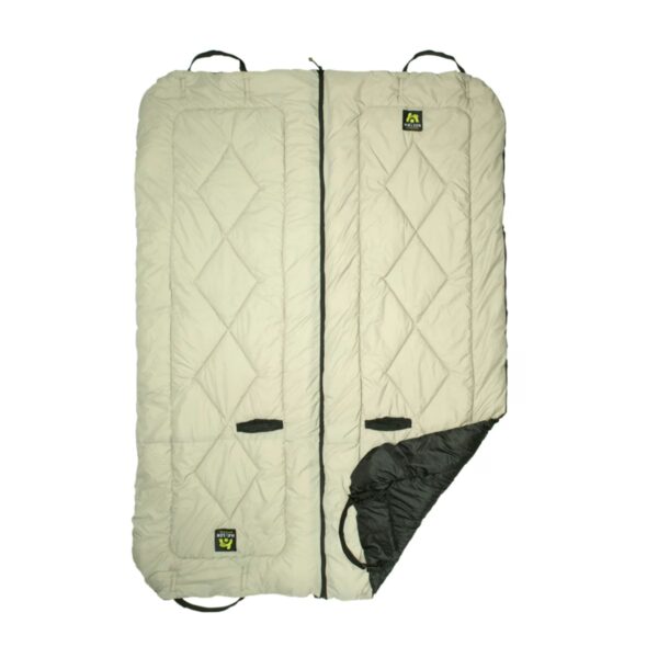 Eine Maelson Cosy Roll Hundedecke / Autoschondecke in Schwarz/Beige, Doppelschlafsack-Stil mit schwarzem Innenleben, ohne Reißverschluss in der Mitte. Verfügt über zwei Griffe an jedem Ende und zwei kleine schwarze Flecken in der Nähe der Mitte.