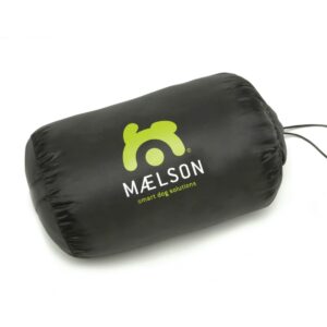 Ein schwarzer, zylindrischer Kordelzugbeutel mit grünem Hundelogo und "MAELSON smart dog solutions"-Schriftzug, ideal zum Transport Ihrer Maelson Cosy Roll Hundedecke / Autoschondecke in Schwarz oder Beige.