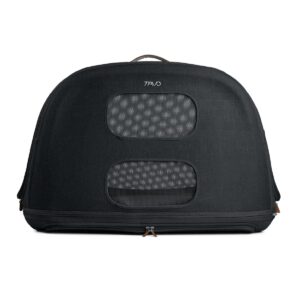Die Tavo Crispin Hundetasche Large ist eine schwarze Reisetasche für Haustiere mit Netzfenstern an der Vorderseite, einem braunen Griff an der Oberseite und einer Bodenöffnung mit Reißverschluss. Der Markenname "TAIVO" erscheint über den Fenstern.