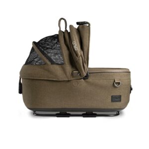 Der taupefarbene Stubenwagen, der vom Tavo Haustier-Autositz Maeve™ in Small inspiriert wurde, verfügt über ein Netzverdeck, Tragegriffe und einen Bezug mit Reißverschluss - für mühelosen Transport und Komfort.