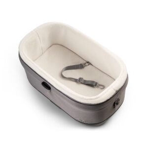 Der Tavo Pets Maeve™ iso6X Haustier-Autositz Medium ist ein grauer, ovaler Haustiertransporter mit weichem weißem Futter, verstellbarem Sicherheitsgurt, erhöhten Seiten und Außengriffen für Komfort und Bequemlichkeit.