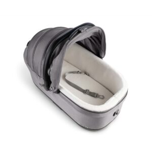 Ein grauer Tavo Pets Maeve™ iso7X - R Haustier-Autositz Large mit einziehbarem Verdeck, weichem weißen Futter und Sicherheitsgurt ist auf einem einfarbig weißen Hintergrund abgebildet.