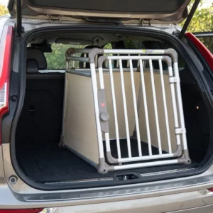 Die 4pets Hundebox ComfortLine Two S wird bei geöffneter Heckklappe sicher im Laderaum des Geländewagens installiert und gewährleistet so einen sicheren Transport für Ihr Haustier.