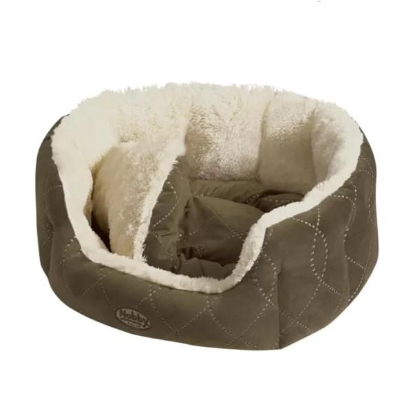 Das Nobby CENO Komfort-Hundebett oval hat eine braune, gesteppte Außenseite, ein cremefarbenes Plüschfutter, hohe, weiche Seiten und eine heruntergezogene Vorderseite für einen einfachen Zugang, die Ihrem Haustier einen gemütlichen und komfortablen Platz zum Ausruhen bietet.