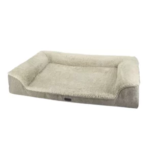 Das Nobby Pet CALBU Orthop&auml;disches Sofa eckig (100 x 65 cm) ist ein rechteckiges, hellgraues Hundebett mit hochgezogenen, gepolsterten Seiten und einer weichen Pl&uuml;schoberfl&auml;che f&uuml;r bequemes, unterst&uuml;tzendes Liegen.